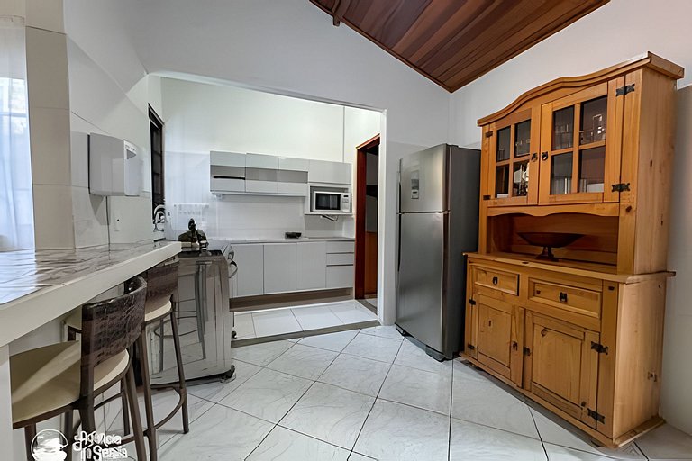 Casa linda com piscina a 2 km da balsa de Ilhabela