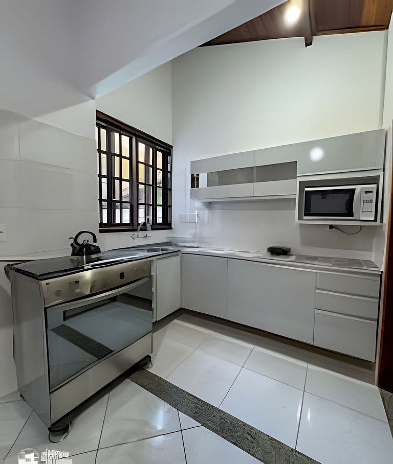 Casa linda com piscina a 2 km da balsa de Ilhabela