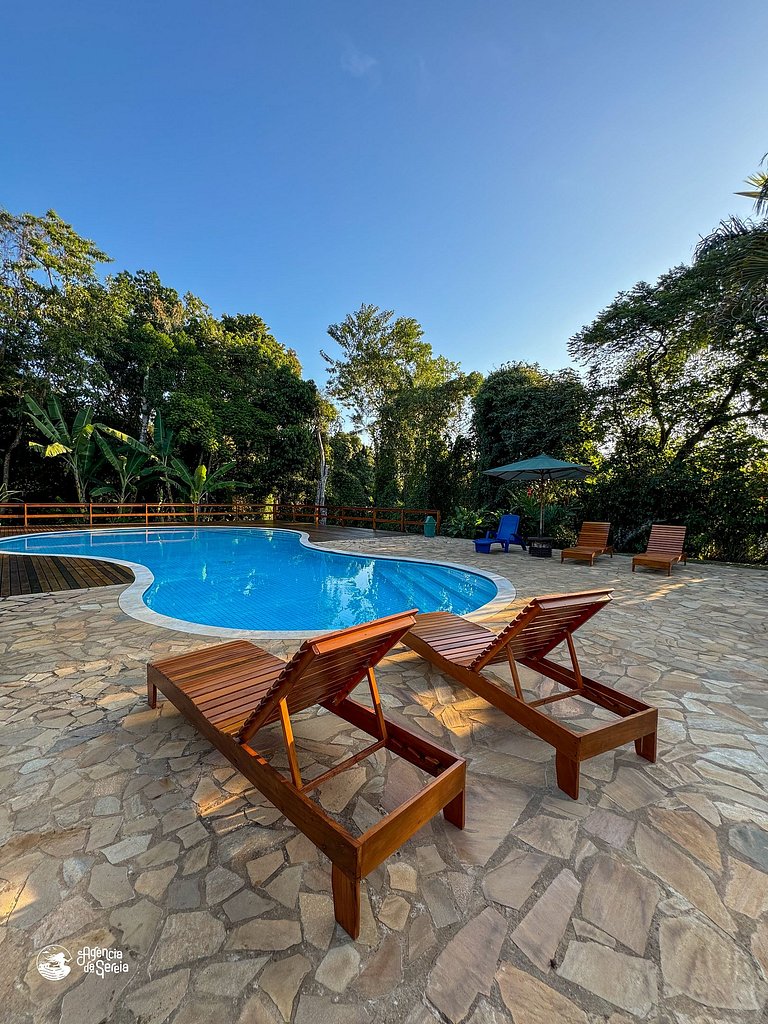 Linda casa em cond com piscina e perto da praia