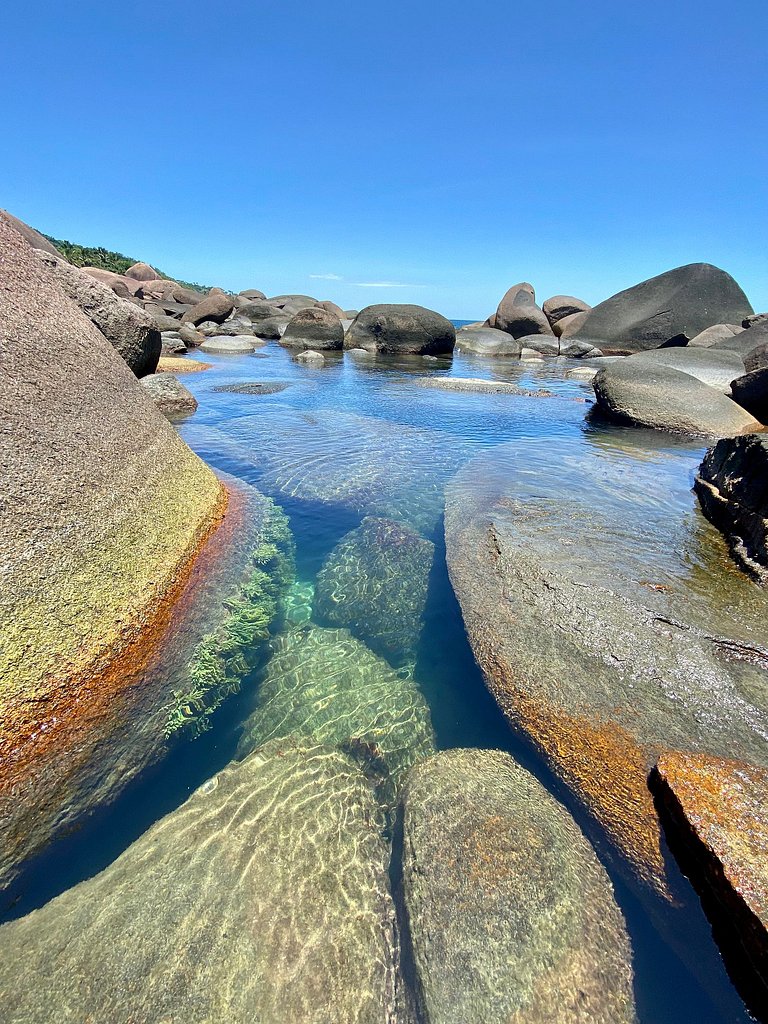Bangalô com vista incrível e piscina natural