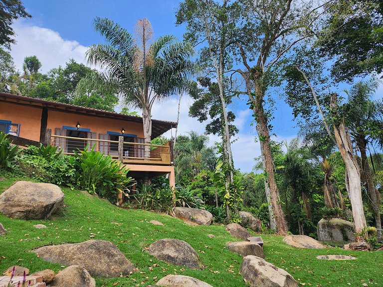 Bangalô com vista incrível e piscina natural