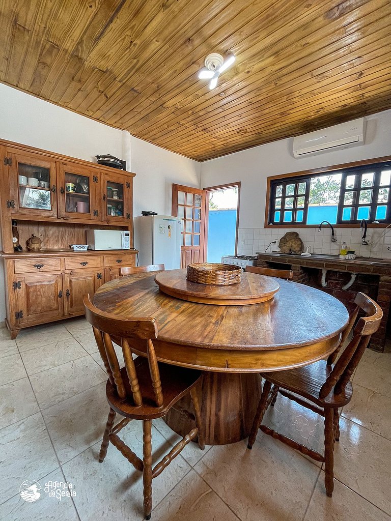 Casa c/ piscina a poucos mts da praia Feiticeira