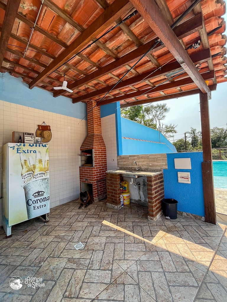 Casa c/ piscina a poucos mts da praia Feiticeira