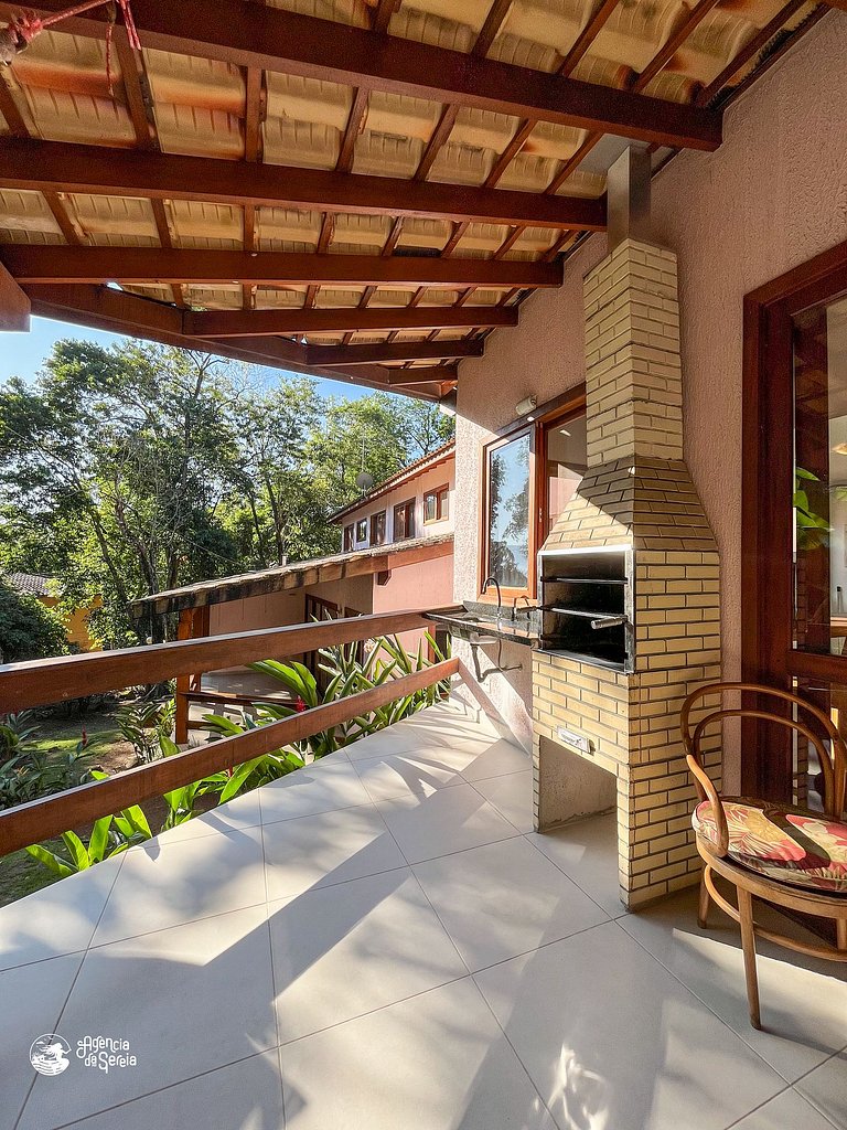 Linda casa com varanda gourmet em condomínio
