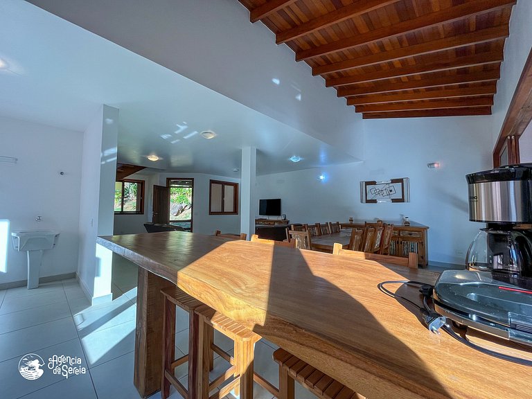 Linda casa com varanda gourmet em condomínio