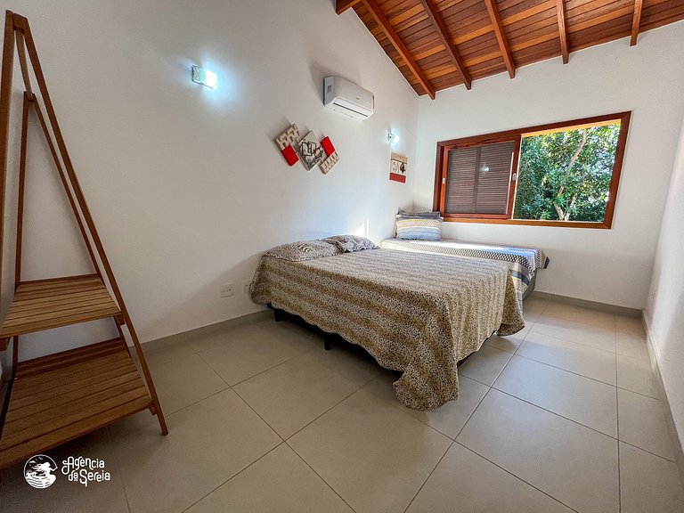Linda casa com varanda gourmet em condomínio