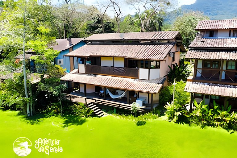 Casa aconchegante em condomínio com piscina