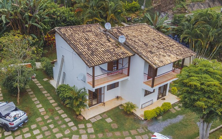 Linda casa em condomínio à 300m da Praia