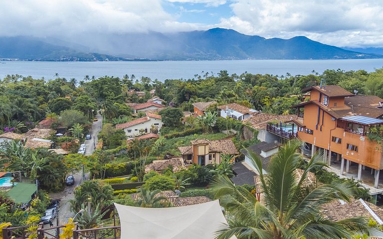 Linda casa em condomínio à 300m da Praia
