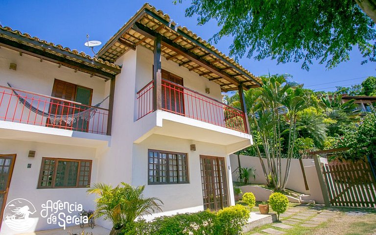 Casa aconchegante em condomínio à 300m da praia