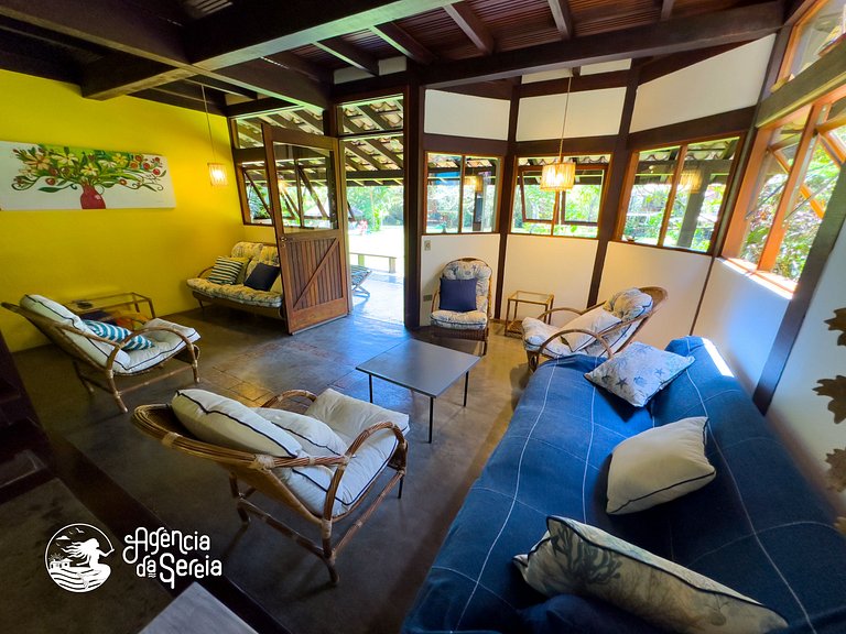 Casa aconchegante em condomínio com piscina