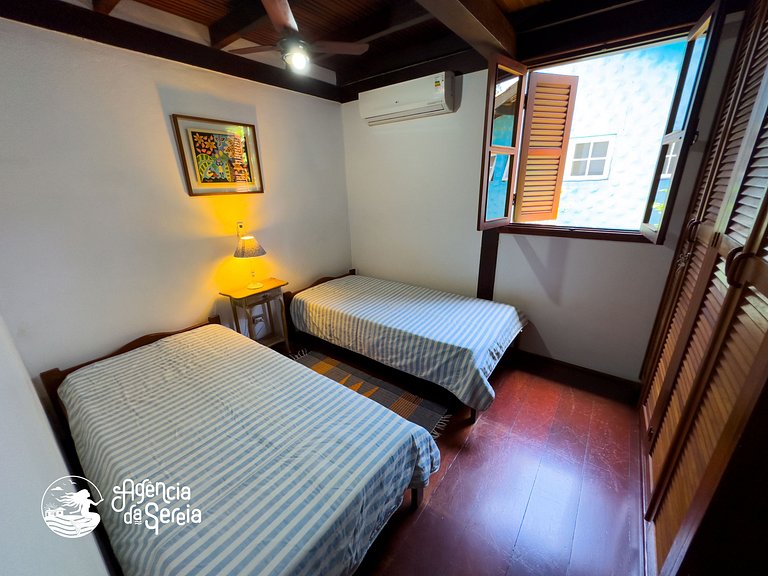 Casa aconchegante em condomínio com piscina