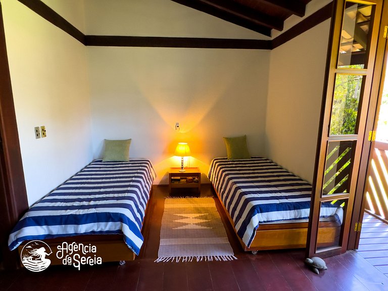 Casa aconchegante em condomínio com piscina