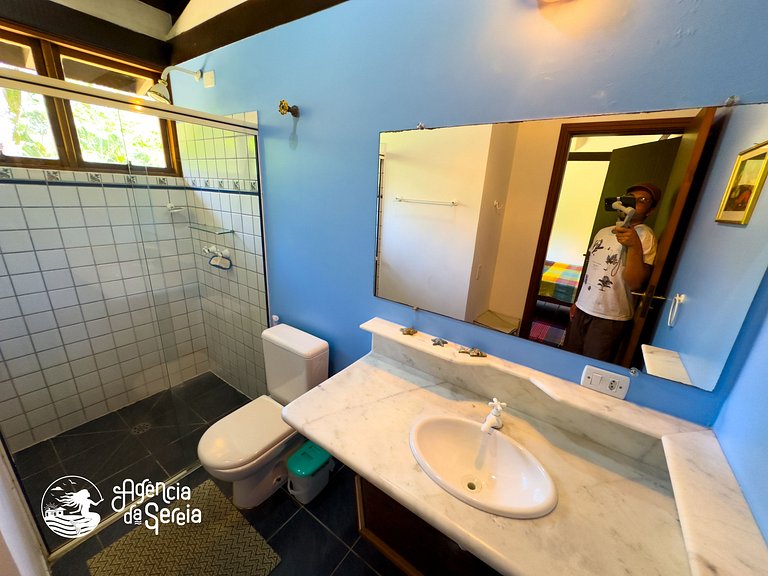 Casa aconchegante em condomínio com piscina