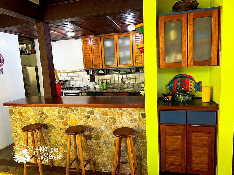 Casa aconchegante em condomínio com piscina