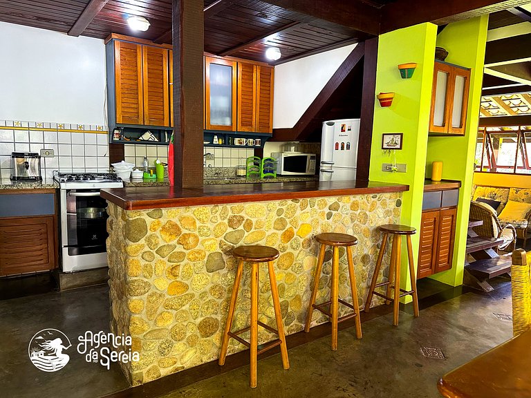 Casa aconchegante em condomínio com piscina