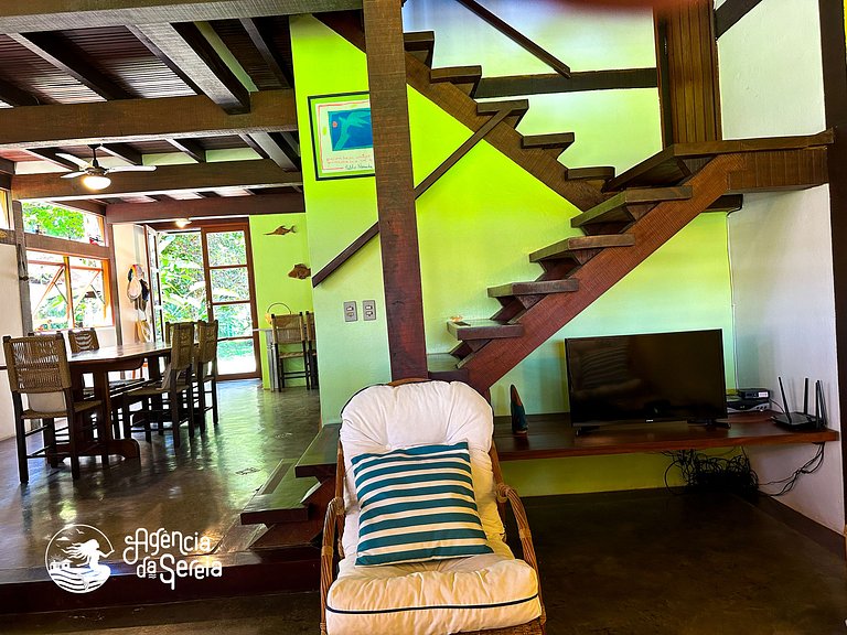 Casa aconchegante em condomínio com piscina