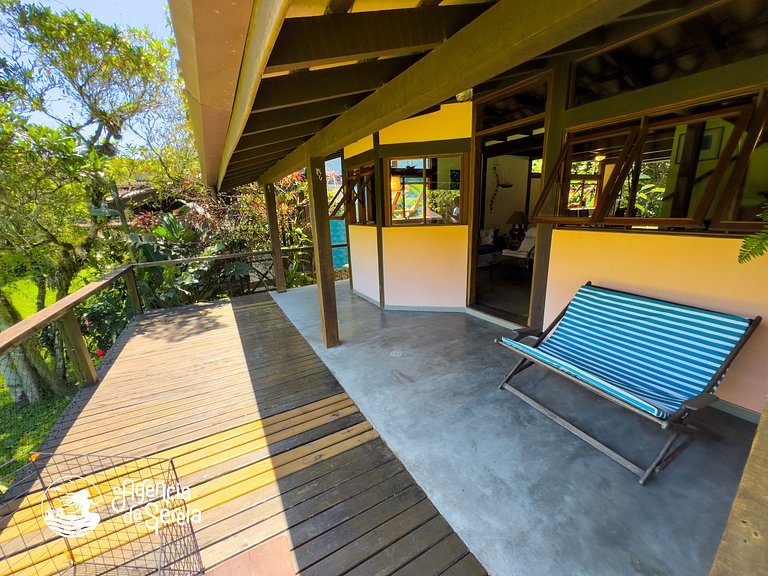 Casa aconchegante em condomínio com piscina