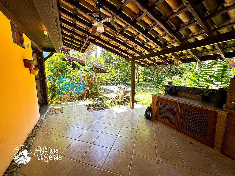 Casa aconchegante em condomínio com piscina