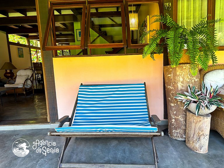 Casa aconchegante em condomínio com piscina