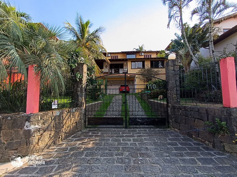 Casa c piscina,churrasqueira, quintal, perto praia