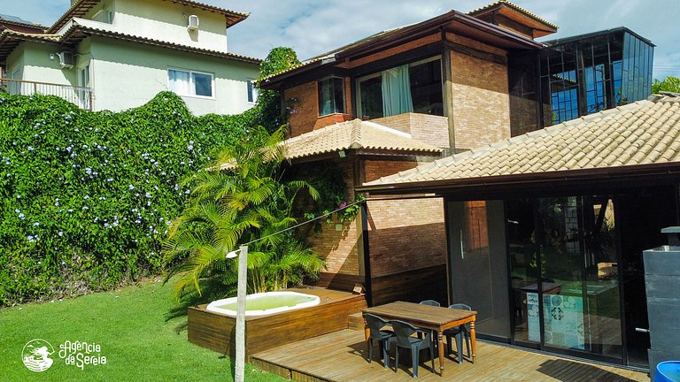 Casa espaçosa no centro, c/ jacuzzi e churrasq.