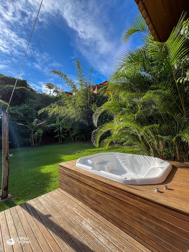 Casa espaçosa no centro, c/ jacuzzi e churrasq.