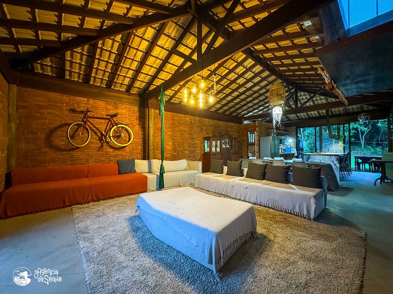 Casa espaçosa no centro, c/ jacuzzi e churrasq.