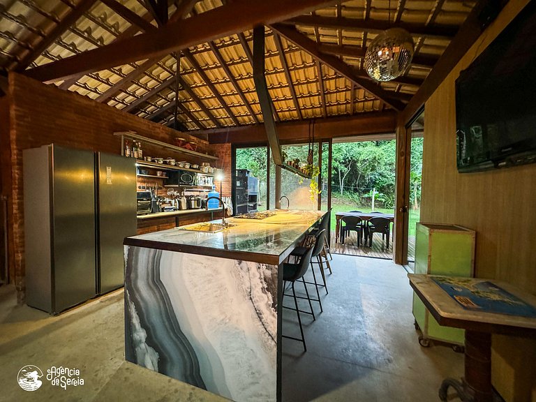 Casa espaçosa no centro, c/ jacuzzi e churrasq.
