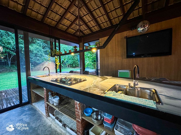 Casa espaçosa no centro, c/ jacuzzi e churrasq.