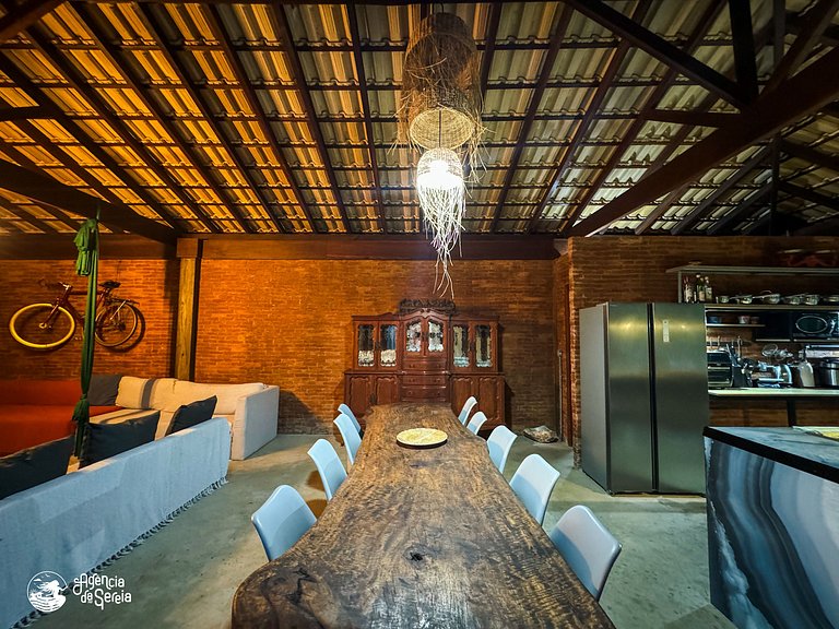 Casa espaçosa no centro, c/ jacuzzi e churrasq.