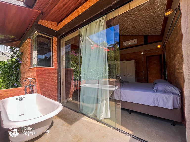 Casa espaçosa no centro, c/ jacuzzi e churrasq.