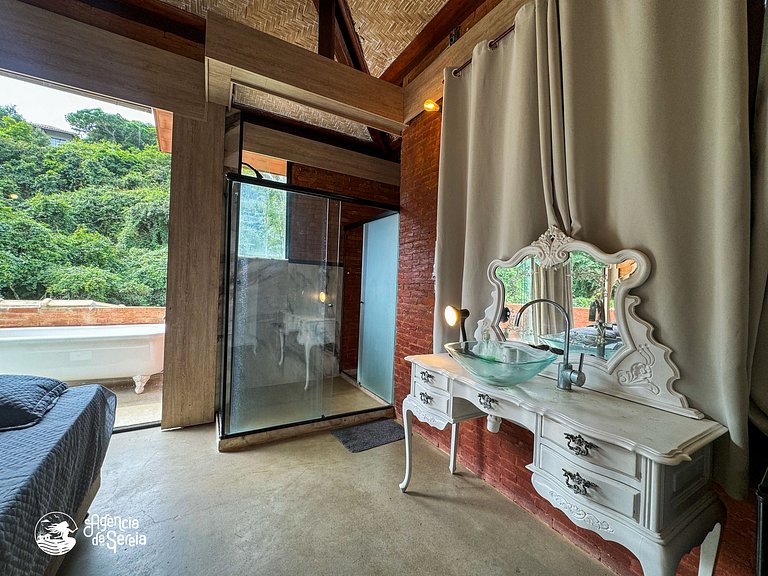 Casa espaçosa no centro, c/ jacuzzi e churrasq.