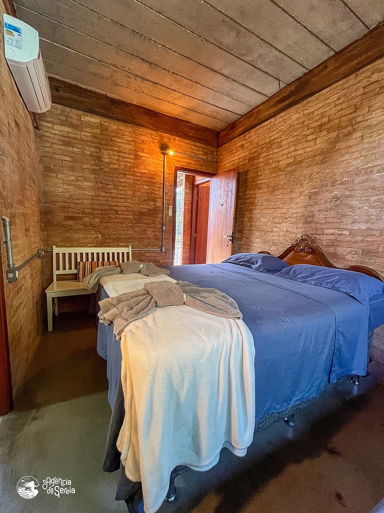 Casa espaçosa no centro, c/ jacuzzi e churrasq.