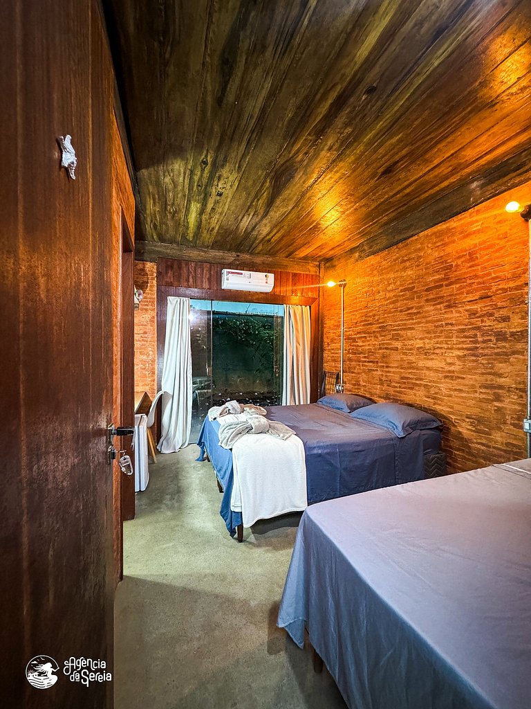 Casa espaçosa no centro, c/ jacuzzi e churrasq.