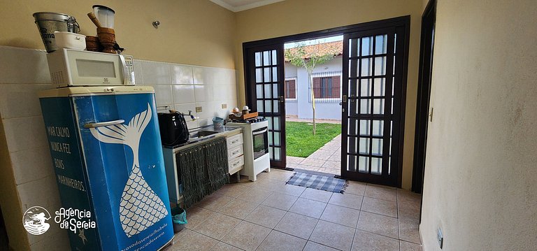 Aconchegante casa c/ jardim a 400m da praia