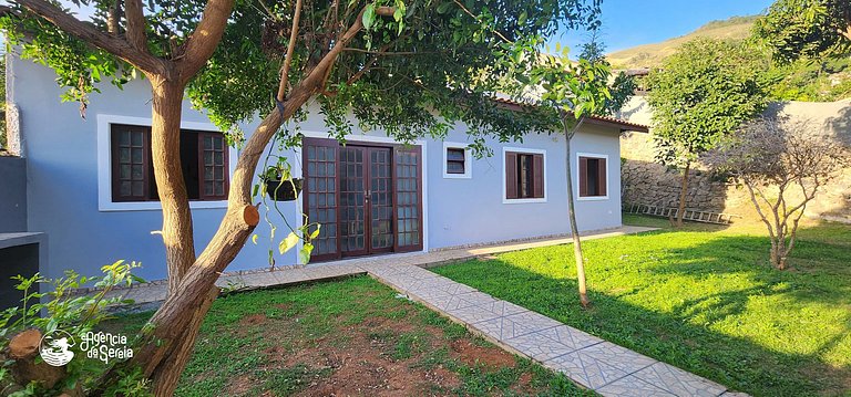 Aconchegante casa c/ jardim a 400m da praia