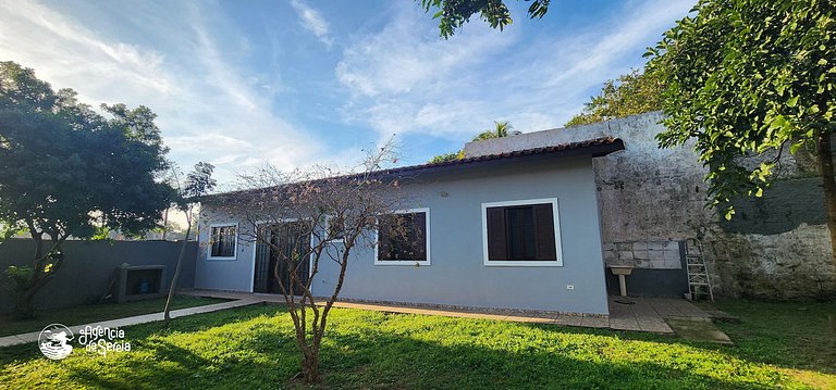 Aconchegante casa c/ jardim a 400m da praia