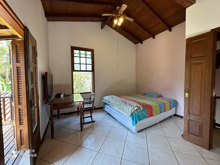 Casa com quintal e churrasqueira, perto Perequê