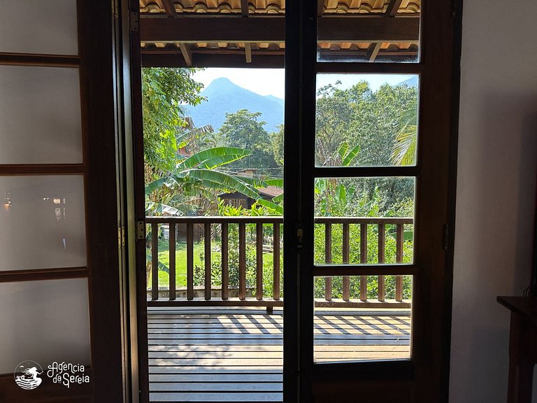 Casa com quintal e churrasqueira, perto Perequê