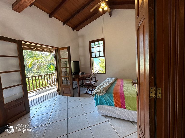 Casa com quintal e churrasqueira, perto Perequê
