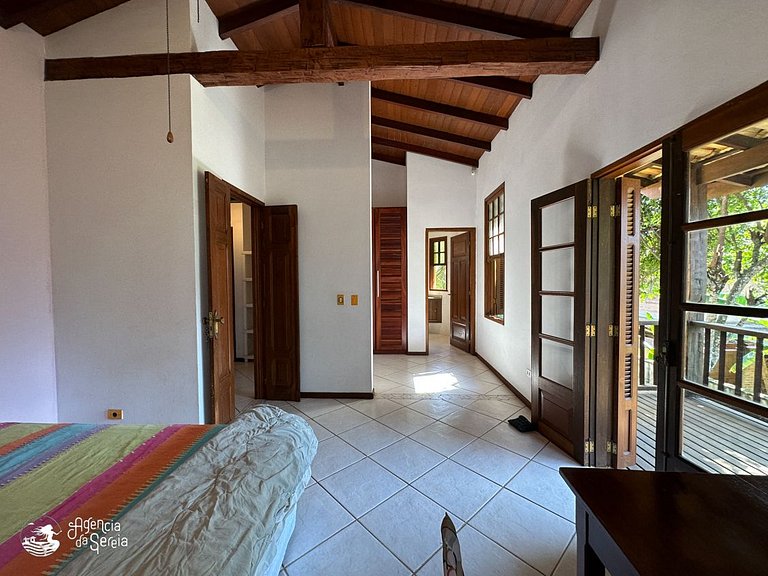 Casa com quintal e churrasqueira, perto Perequê