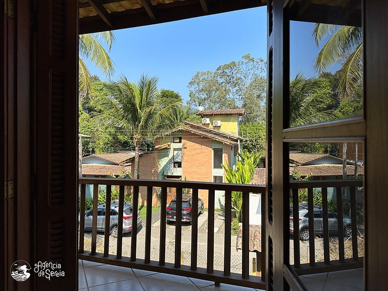 Casa com quintal e churrasqueira, perto Perequê