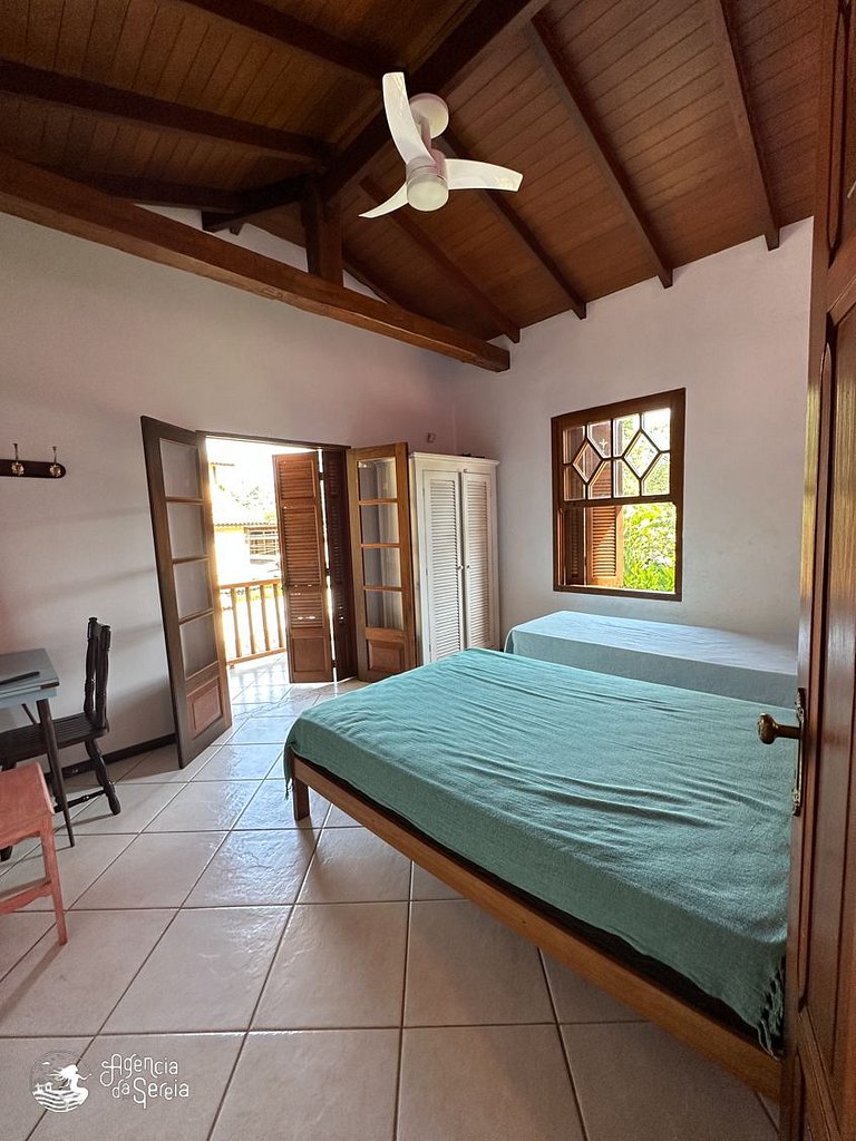 Casa com quintal e churrasqueira, perto Perequê
