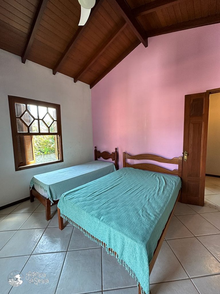 Casa com quintal e churrasqueira, perto Perequê
