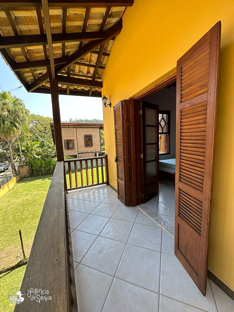 Casa com quintal e churrasqueira, perto Perequê