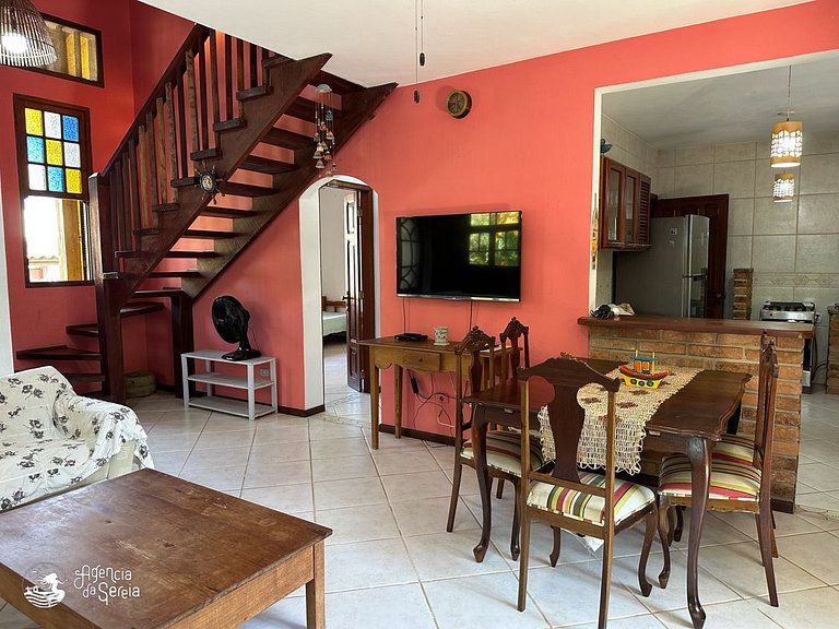 Casa com quintal e churrasqueira, perto Perequê
