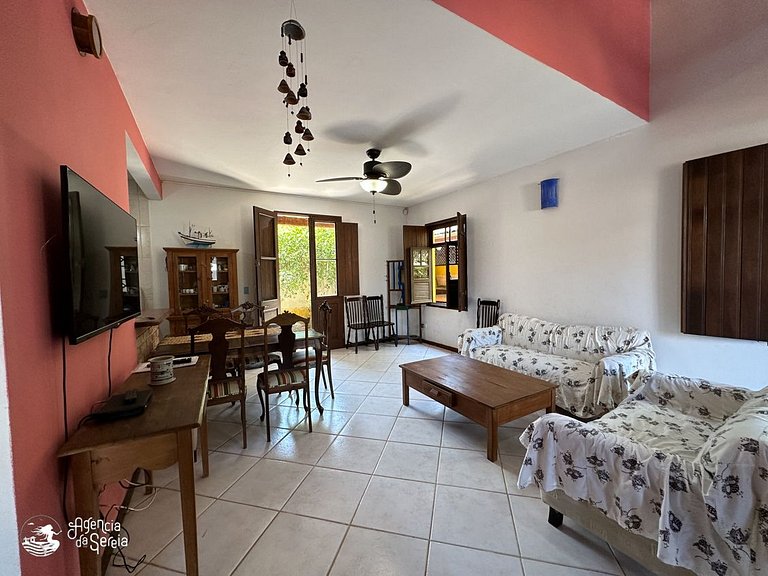 Casa com quintal e churrasqueira, perto Perequê