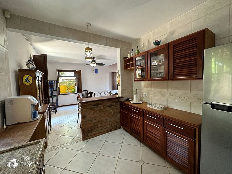 Casa com quintal e churrasqueira, perto Perequê