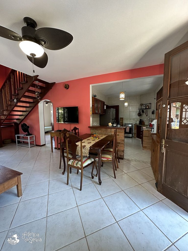 Casa com quintal e churrasqueira, perto Perequê